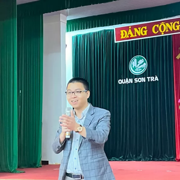Giám đốc Du Mục Art - Nguyễn Mạnh Tuấn với vai trò là diễn giả tại Hội nghị buổi sáng với chủ đề chính "Cách xây dựng bộ nhận diện thương hiệu"