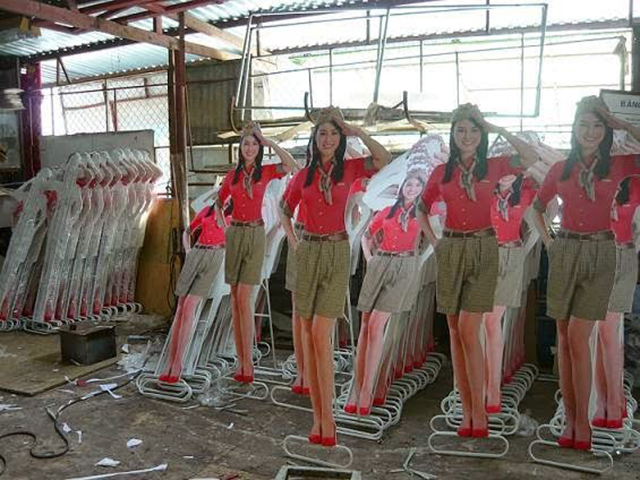 in standee mô hình