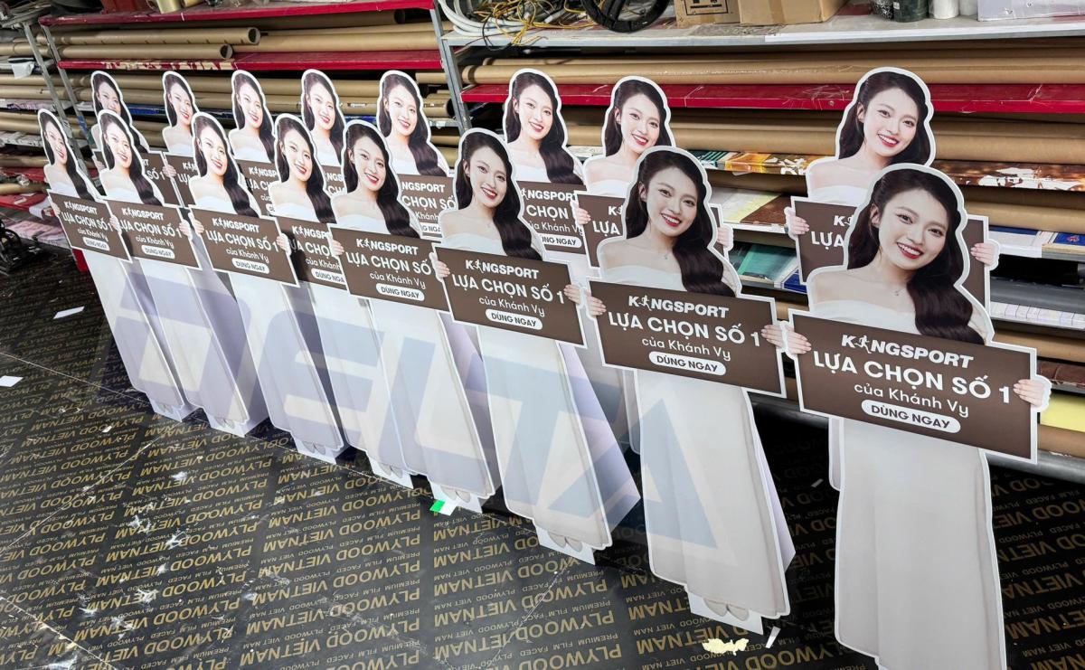 in standee mô hình