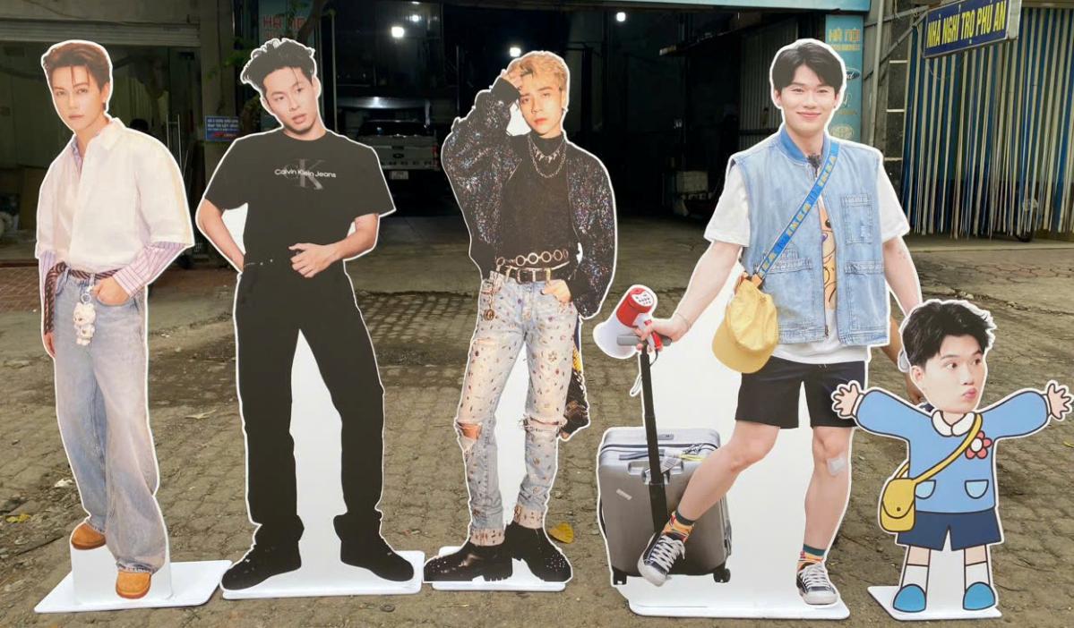 in standee người