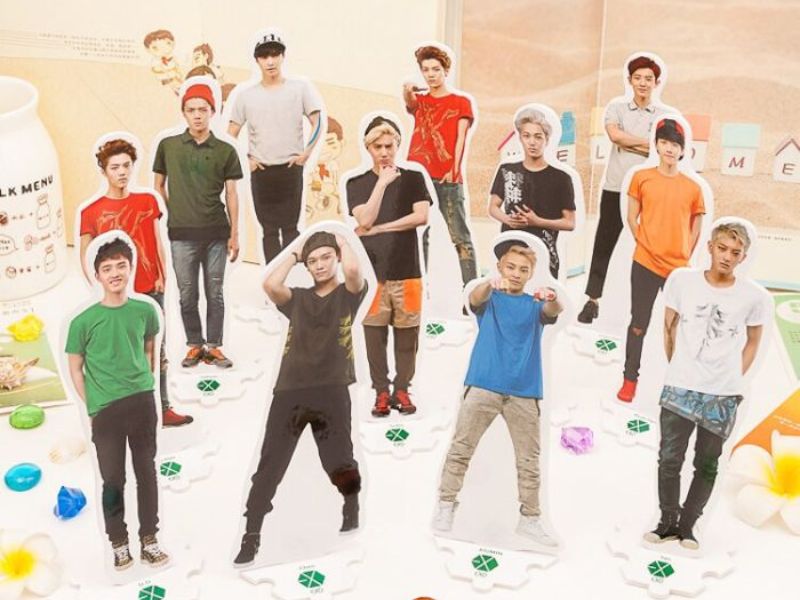 in standee mô hình