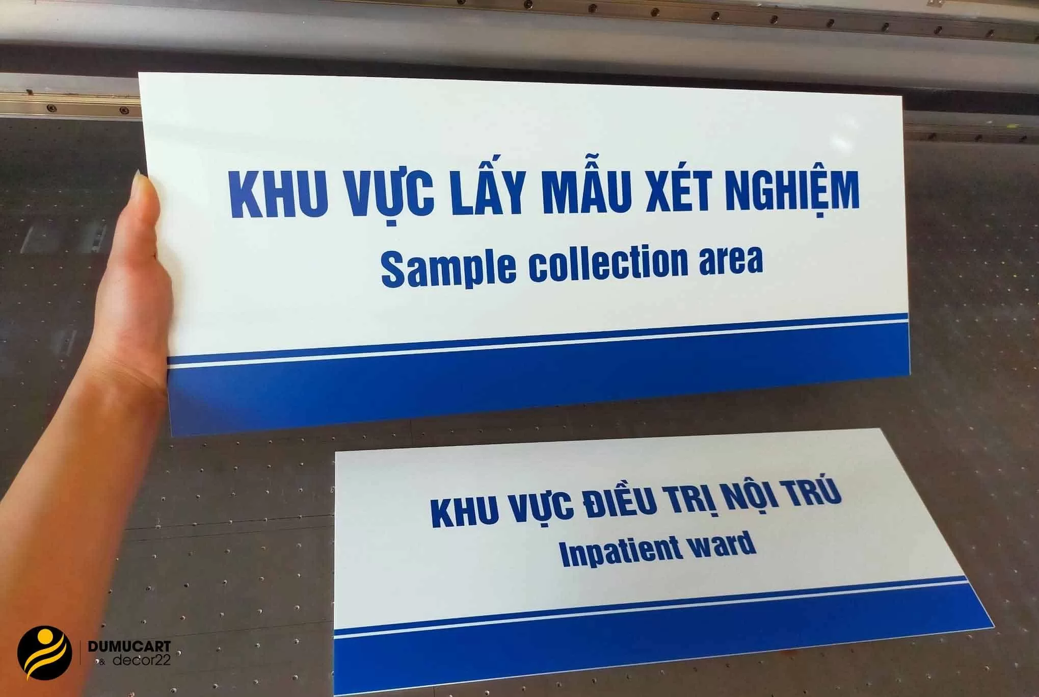 giá in uv lên mica